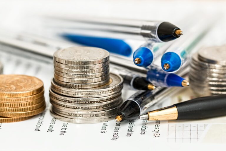 des documents sur les quelle il y a de l'argent empilé et des stylos